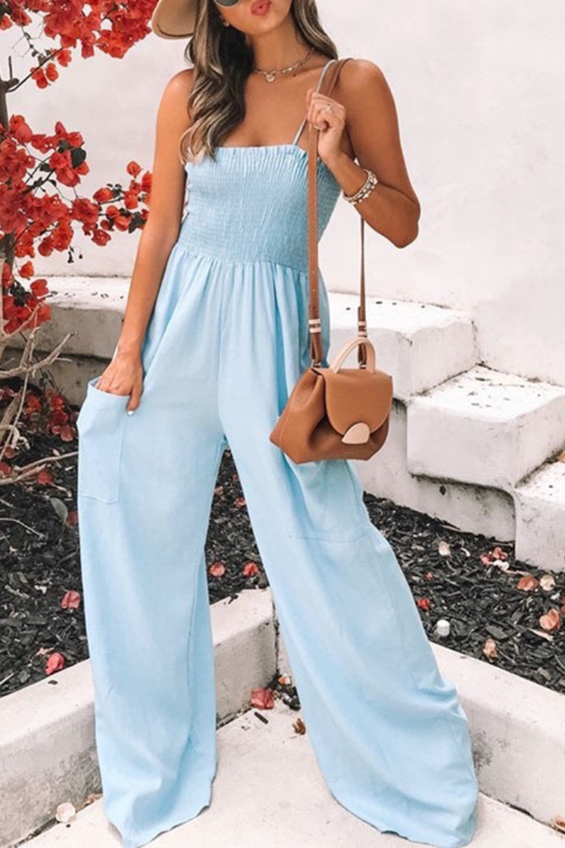 Stijlvolle zomer jumpsuit met smalle bandjes en wijde broek perfect voor een elegante uitstraling