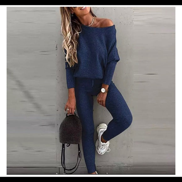 Nonchalant damespak met een sweater met boothals en smalle broek