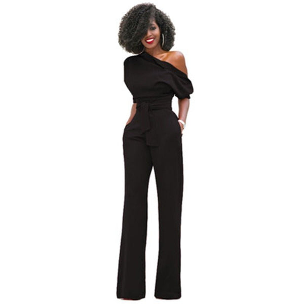 Stijlvolle dames jumpsuit met één schouder, riem en wijde broekspijpen