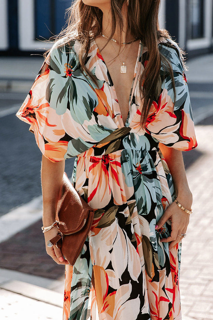 Lange jurk met V-hals, split en korte losse mouwen met bloemenprint