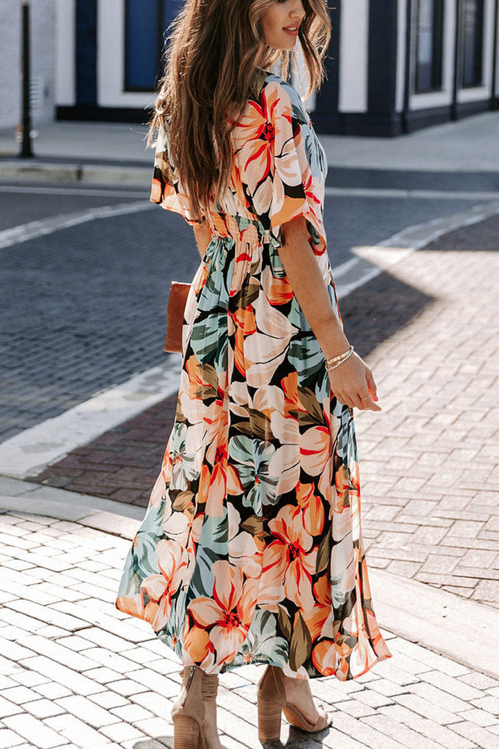Lange jurk met V-hals, split en korte losse mouwen met bloemenprint