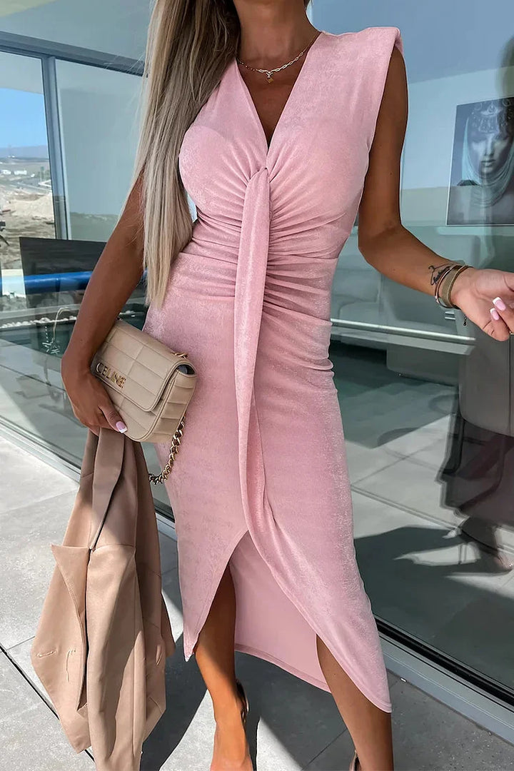Elegante jurk met V-hals en speelse asymmetrische plooien voor elke gelegenheid