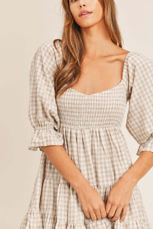 Babydoll jurk met ruitpatroon en smockdetail ideaal voor een speelse en stijlvolle uitstraling