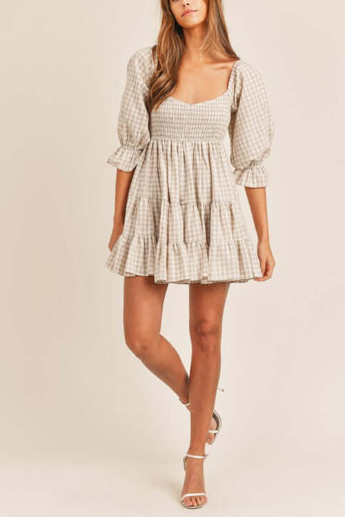 Babydoll jurk met ruitpatroon en smockdetail ideaal voor een speelse en stijlvolle uitstraling
