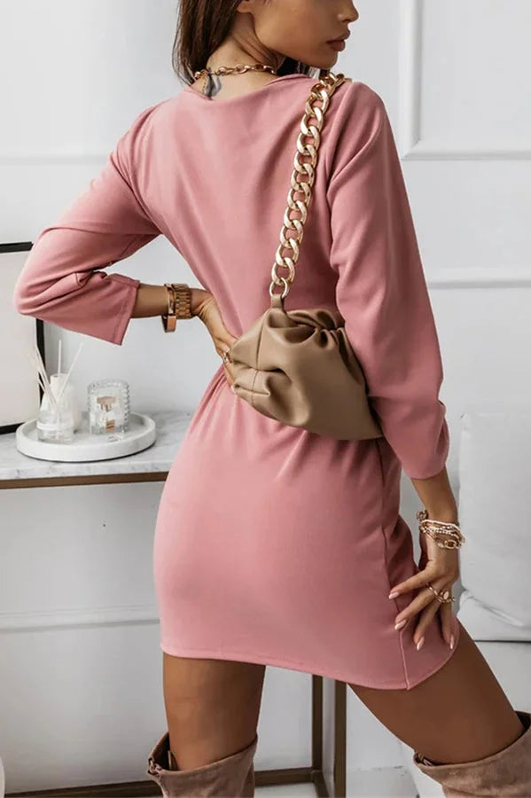 Elegante korte jurk met lange mouwen en stijlvolle plooidetails geschikt voor elke gelegenheid
