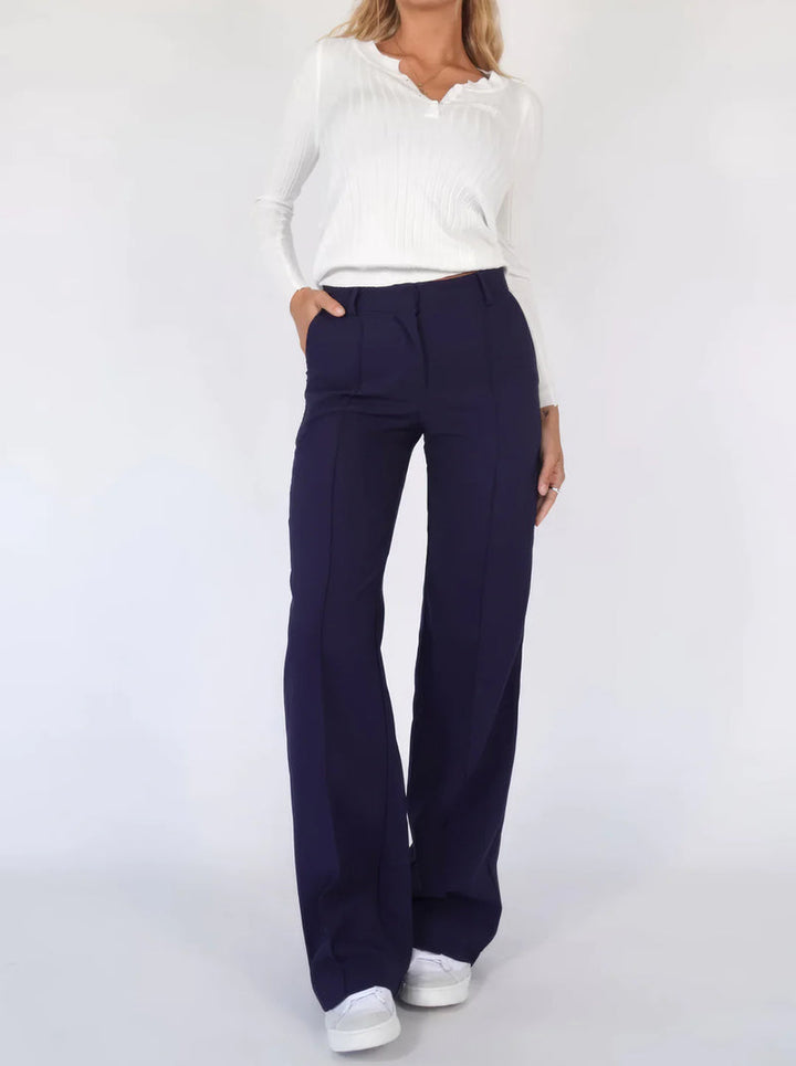 Modieuze dames broek met uitlopende pijpen en eigentijds ontwerp