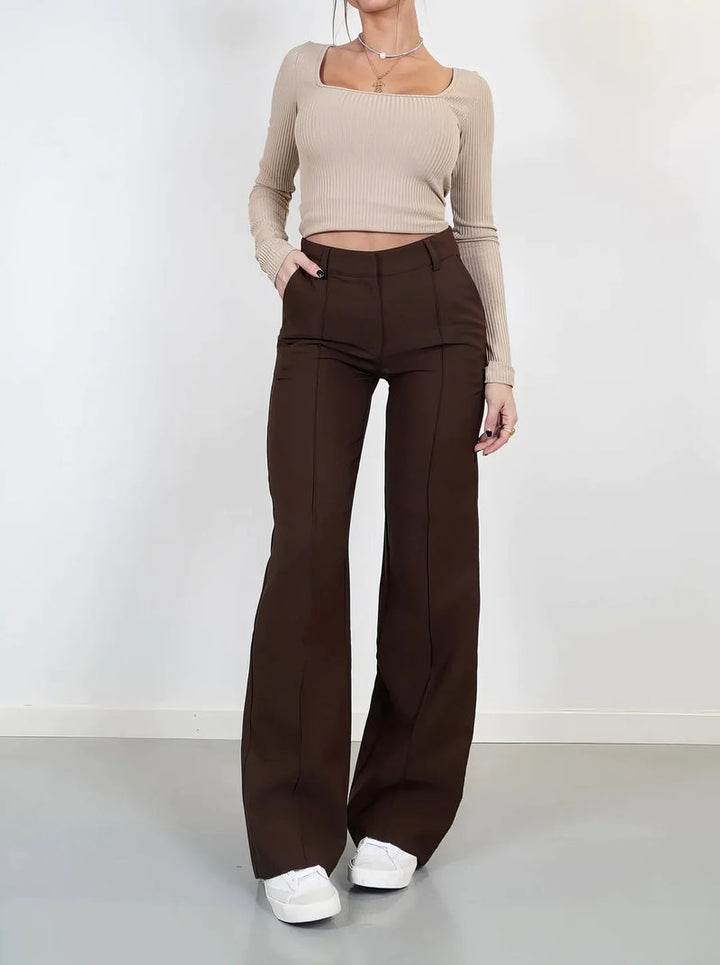 Modieuze dames broek met uitlopende pijpen en eigentijds ontwerp