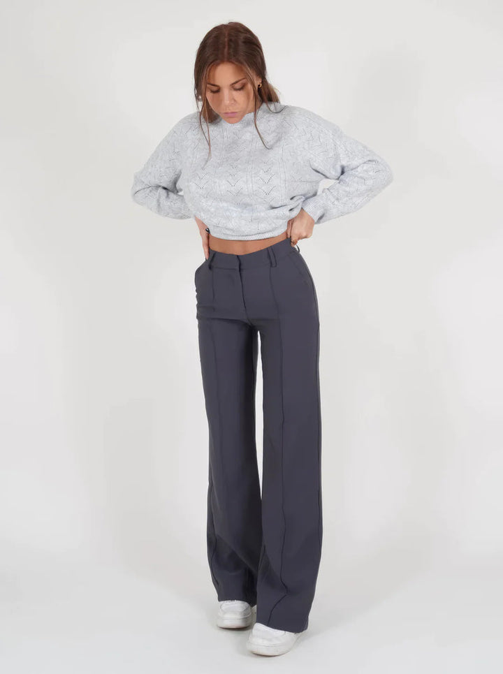 Modieuze dames broek met uitlopende pijpen en eigentijds ontwerp
