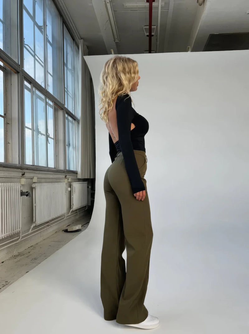 Modieuze dames broek met uitlopende pijpen en eigentijds ontwerp