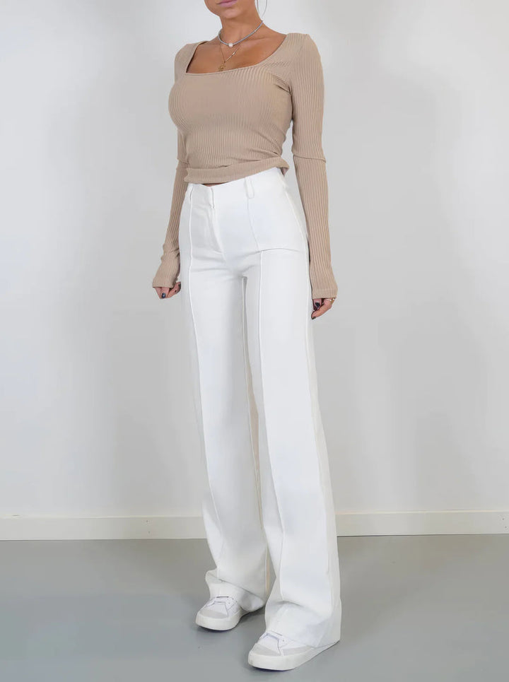 Modieuze dames broek met uitlopende pijpen en eigentijds ontwerp