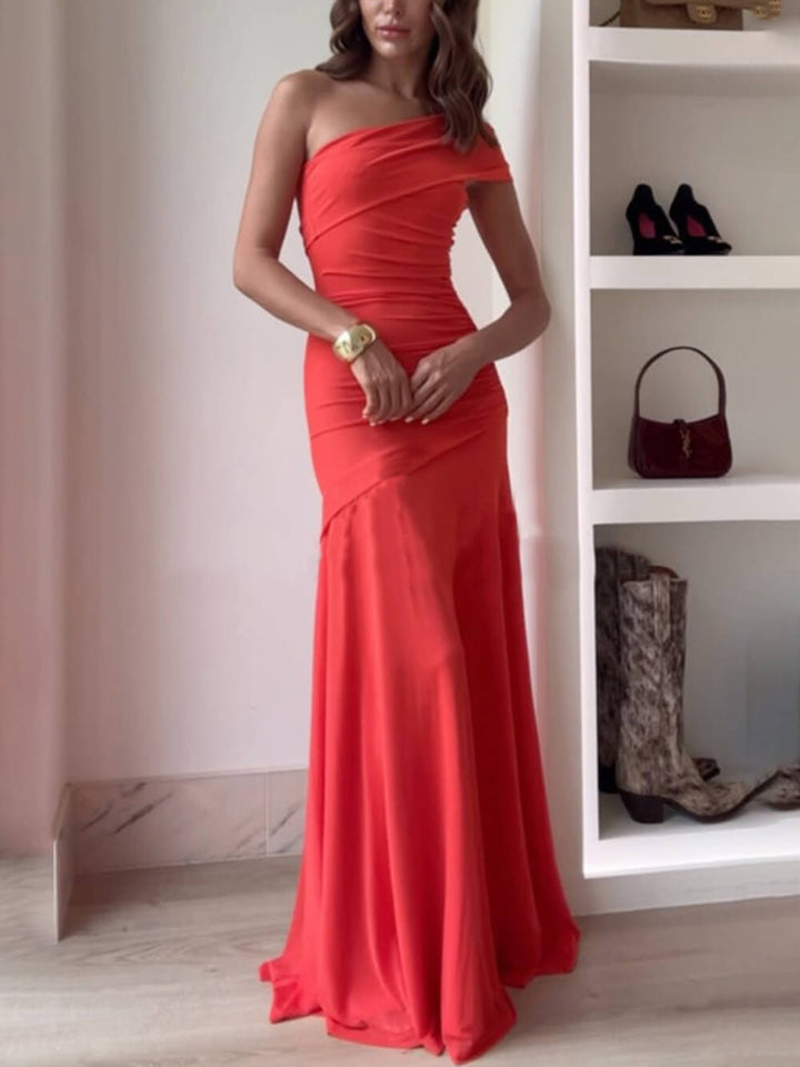Lange elegante jurk met open schouders en geplooid ontwerp ideaal voor feest en gelegenheid