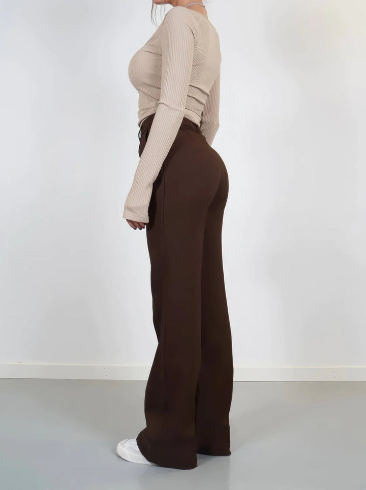 Modieuze dames broek met uitlopende pijpen en eigentijds ontwerp