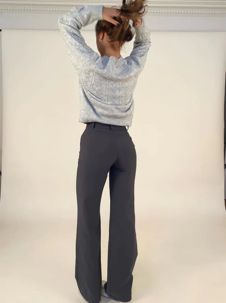 Modieuze dames broek met uitlopende pijpen en eigentijds ontwerp