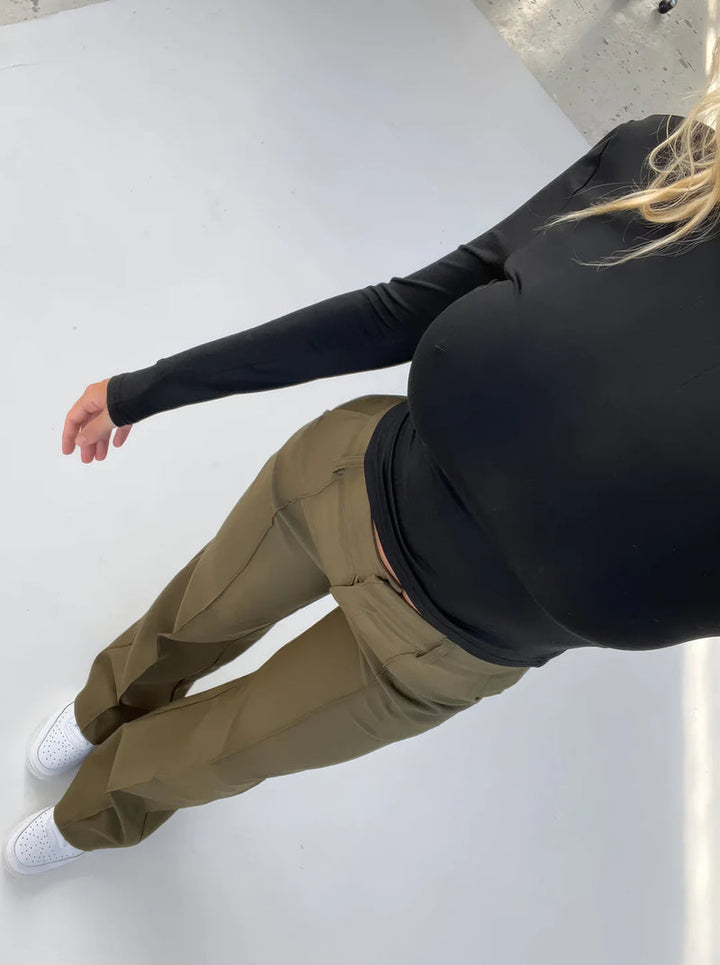 Modieuze dames broek met uitlopende pijpen en eigentijds ontwerp