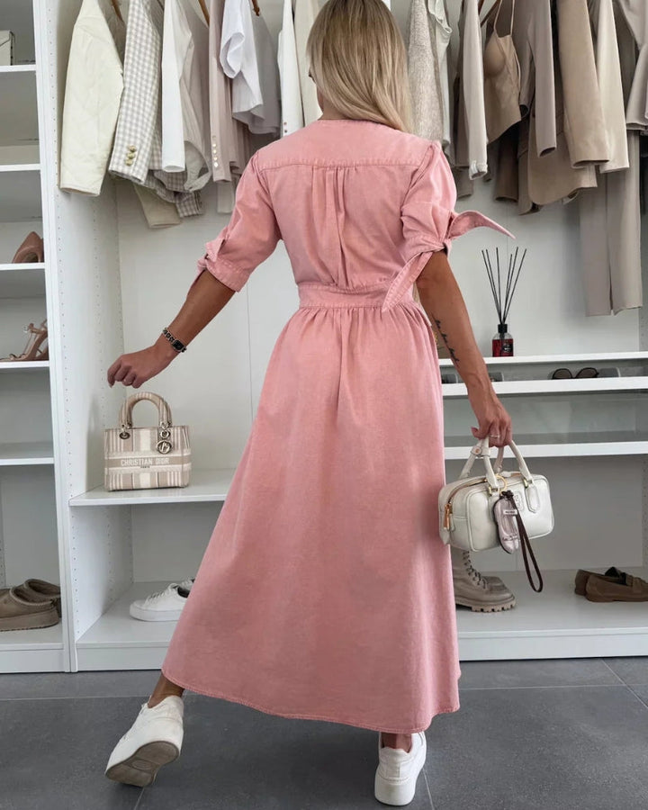 Elegante lange jurk met diepe halslijn en driekwartmouwen met knoopsluiting aan de voorkant