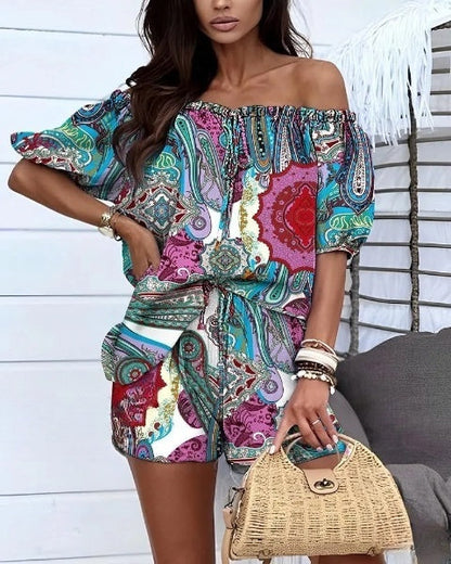 Valeria - Trendy set bestaande uit een off-the-shoulder top en shorts met ruches aan de zoom en tribal paisleyprint