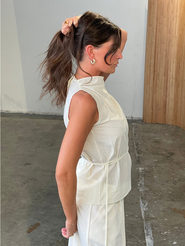 Mouwloze top met strikdetail en elegante uitstraling