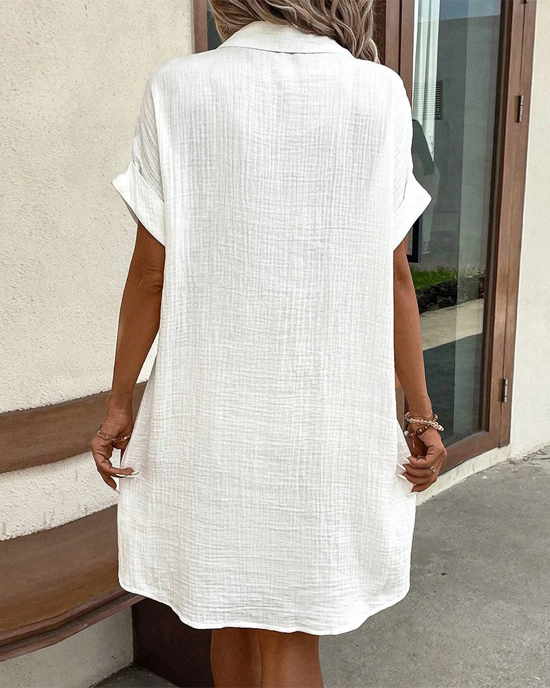 Comfortabele nonchalant jurk met korte mouwen en elegante knoopdetails