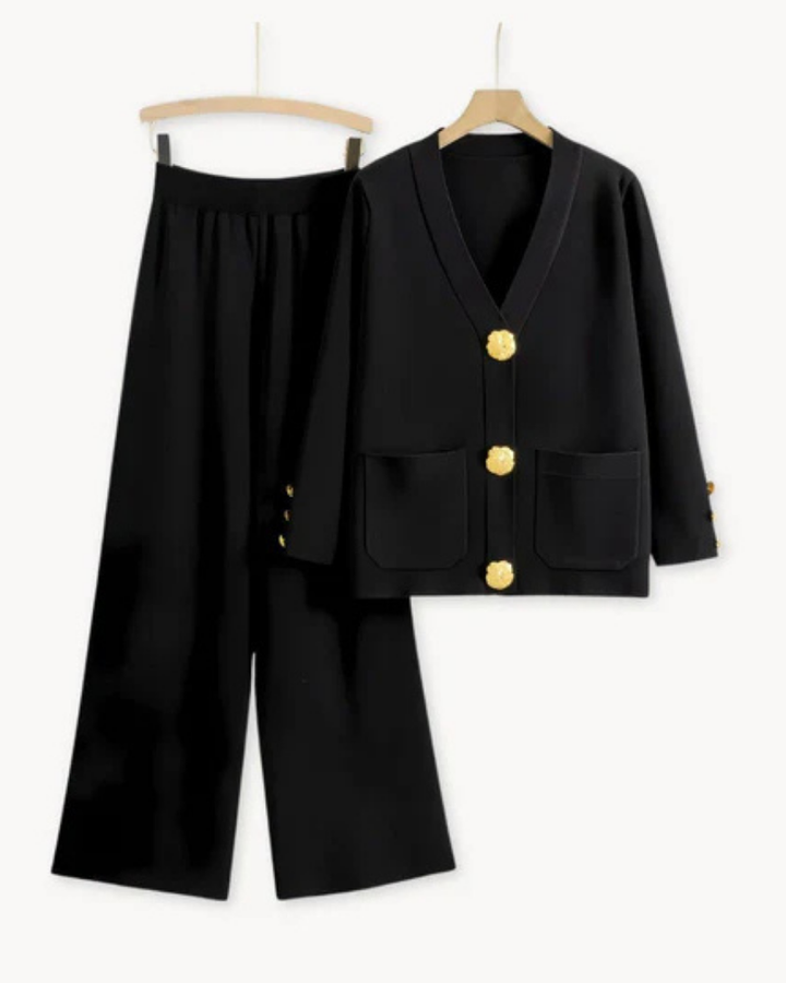Stijlvolle damesoutfit met een jas met grote knopen en een wijde broek