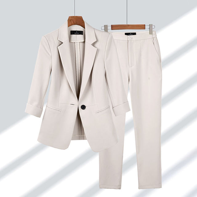 Dames set met blazer en broek voor een nette en moderne uitstraling
