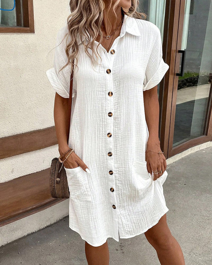 Comfortabele nonchalant jurk met korte mouwen en elegante knoopdetails