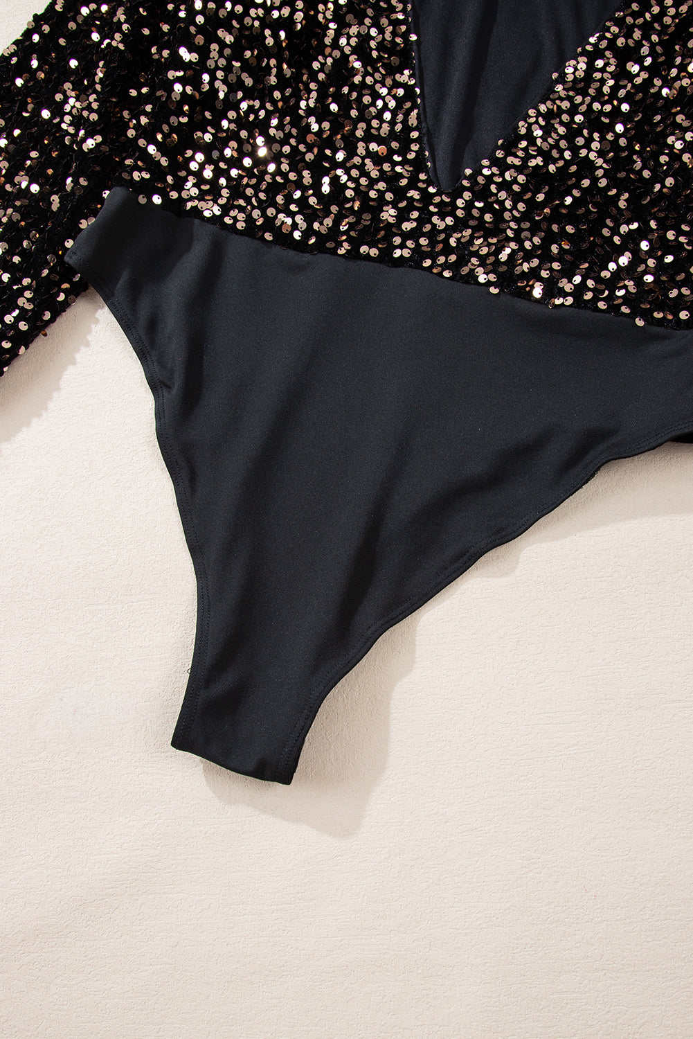 Elegante body met diepe V-hals, glinsterende accenten en pofmouwen