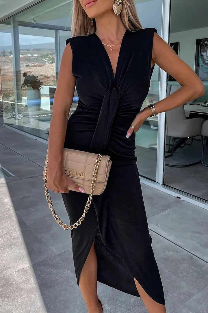 Elegante jurk met V-hals en speelse asymmetrische plooien voor elke gelegenheid