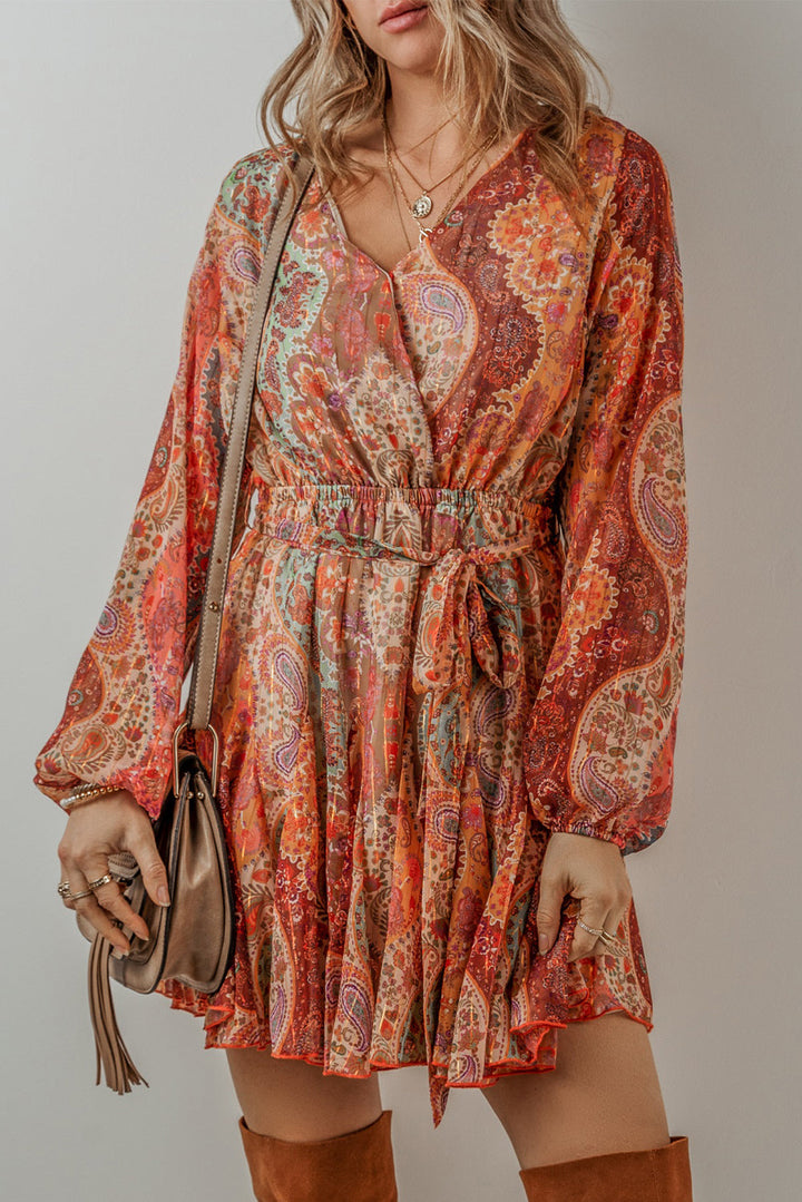 Boho mini-jurk met paisleyprint, lange mouwen en geplooide tailleband