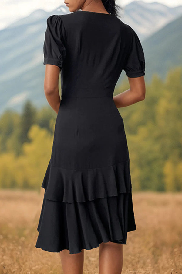 Elegante damesjurk met V-hals knopen volantdetails en asymmetrisch ontwerp
