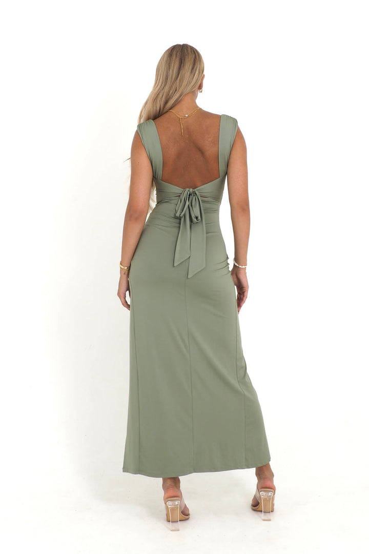 Lange elegante jurk met hoge halslijn en open rug