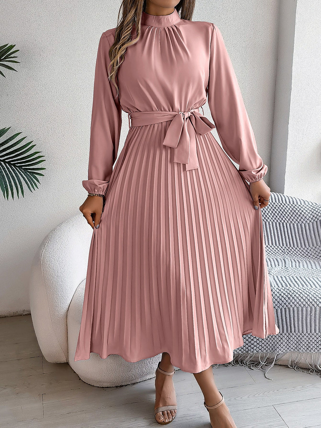 Elegante damesjurk met opstaande kraag lange mouwen en geplooide rok