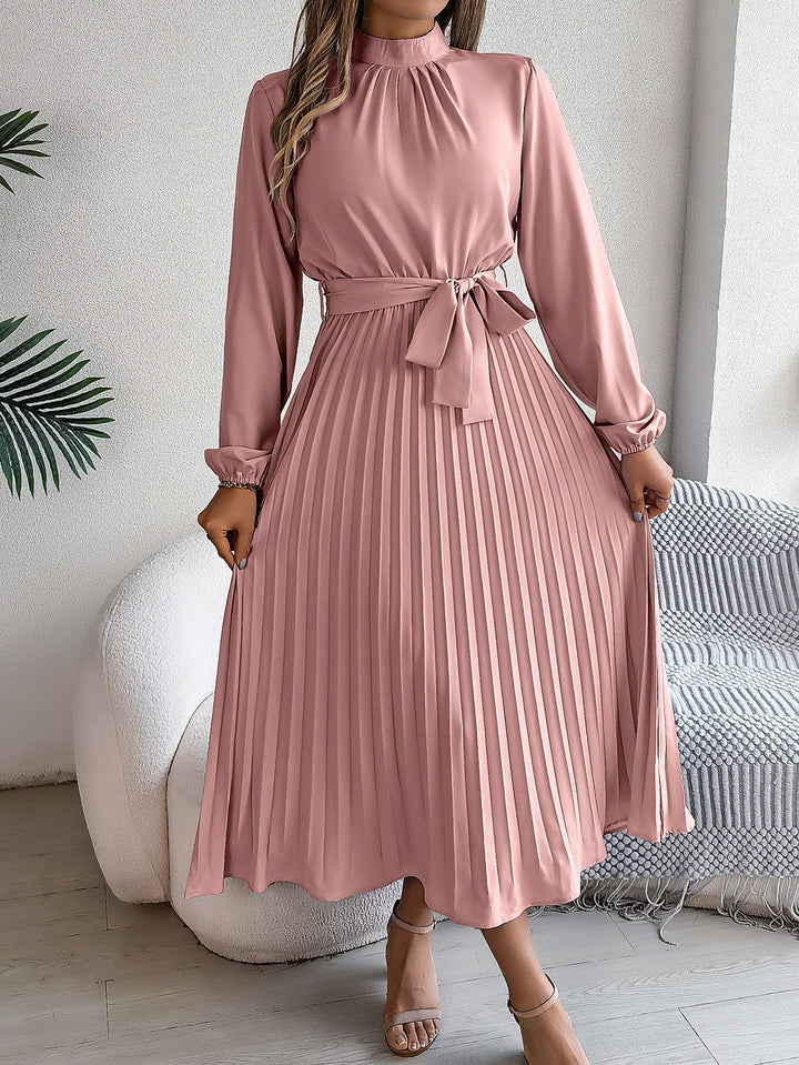Elegante damesjurk met opstaande kraag lange mouwen en geplooide rok