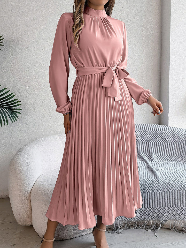 Elegante damesjurk met opstaande kraag lange mouwen en geplooide rok