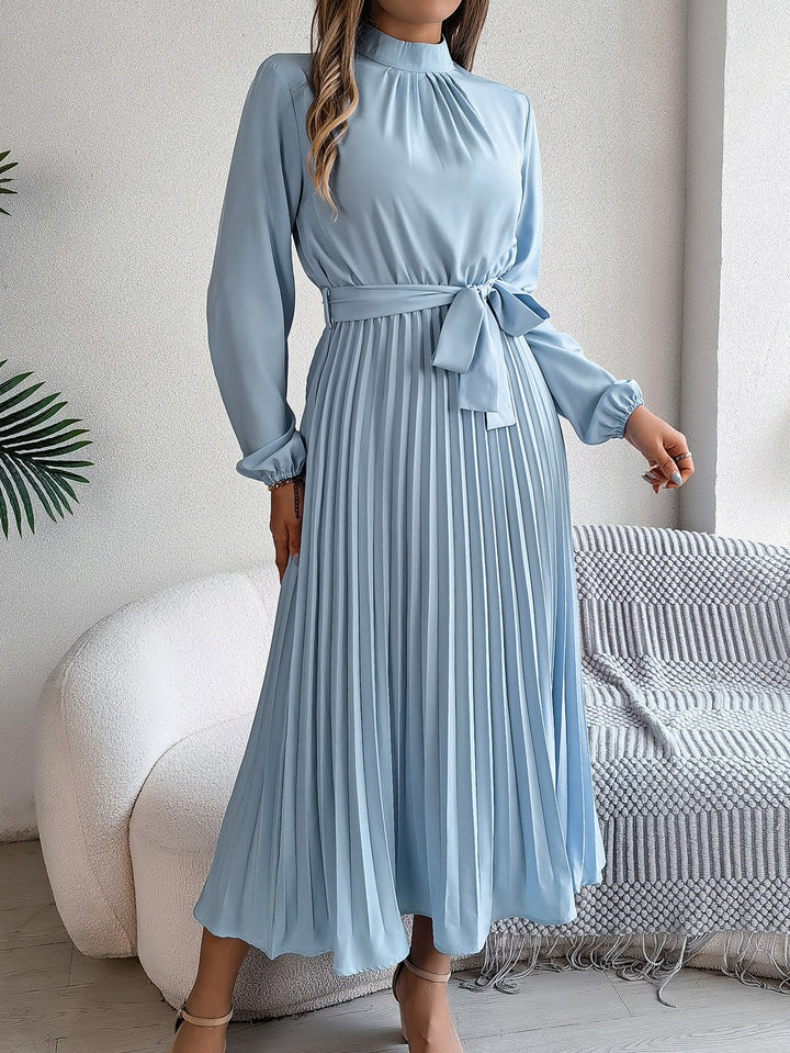 Elegante damesjurk met opstaande kraag lange mouwen en geplooide rok