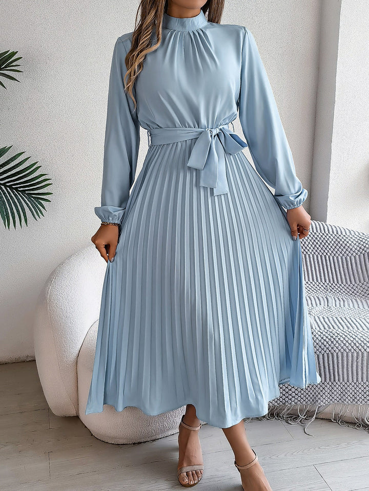 Elegante damesjurk met opstaande kraag lange mouwen en geplooide rok