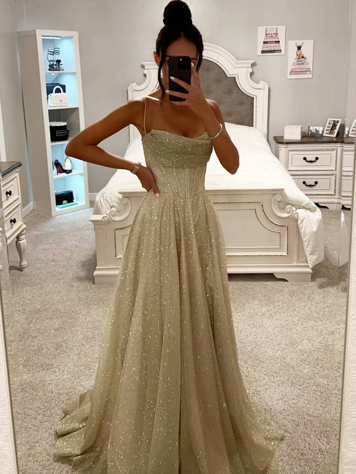 Lange glanzende jurk met dunne bandjes en mouwloos ontwerp voor een elegante avond