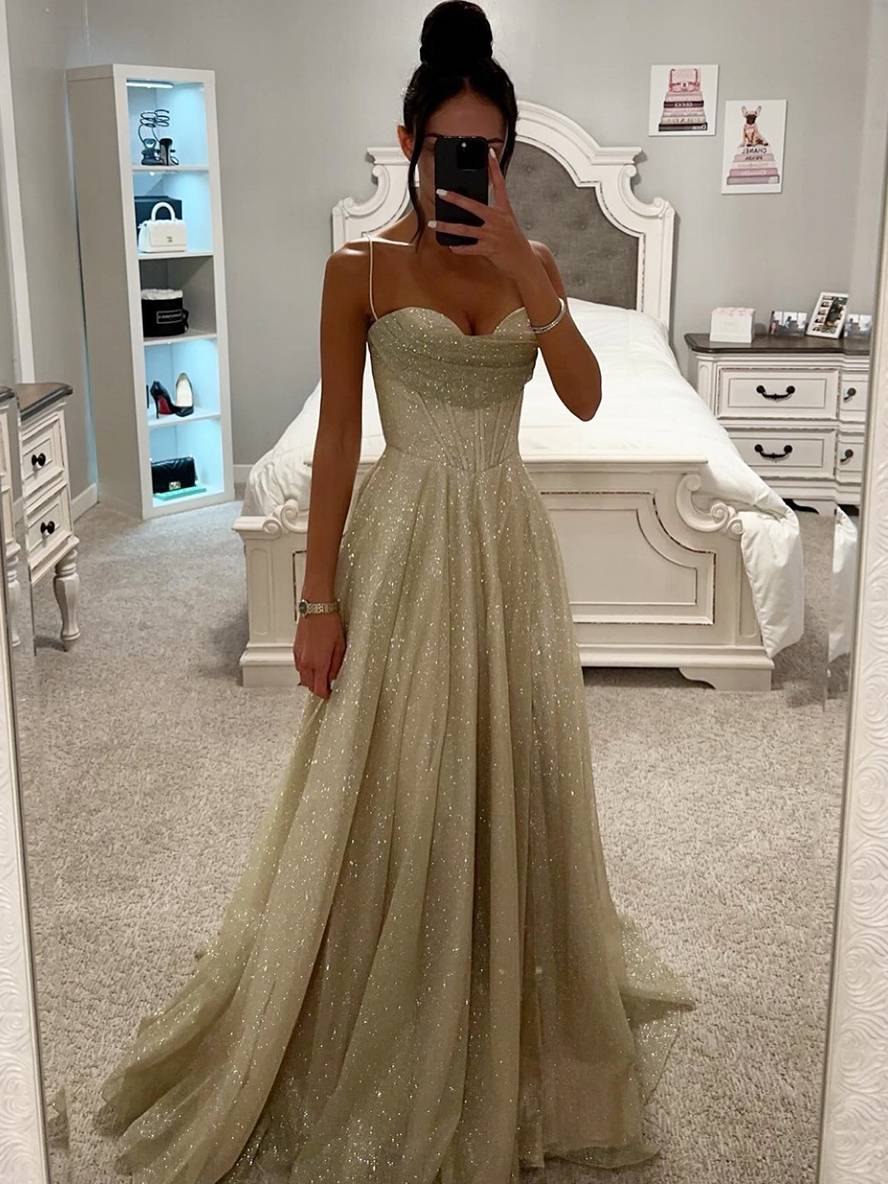 Lange glanzende jurk met dunne bandjes en mouwloos ontwerp voor een elegante avond
