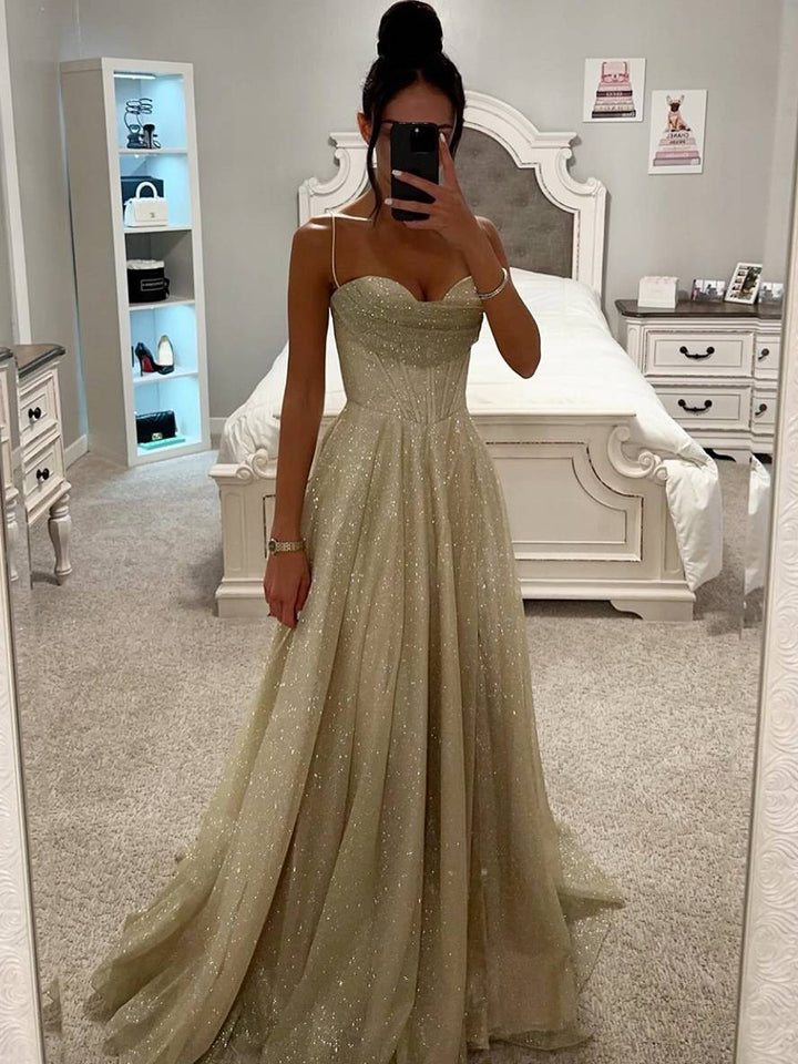 Lange glanzende jurk met dunne bandjes en mouwloos ontwerp voor een elegante avond