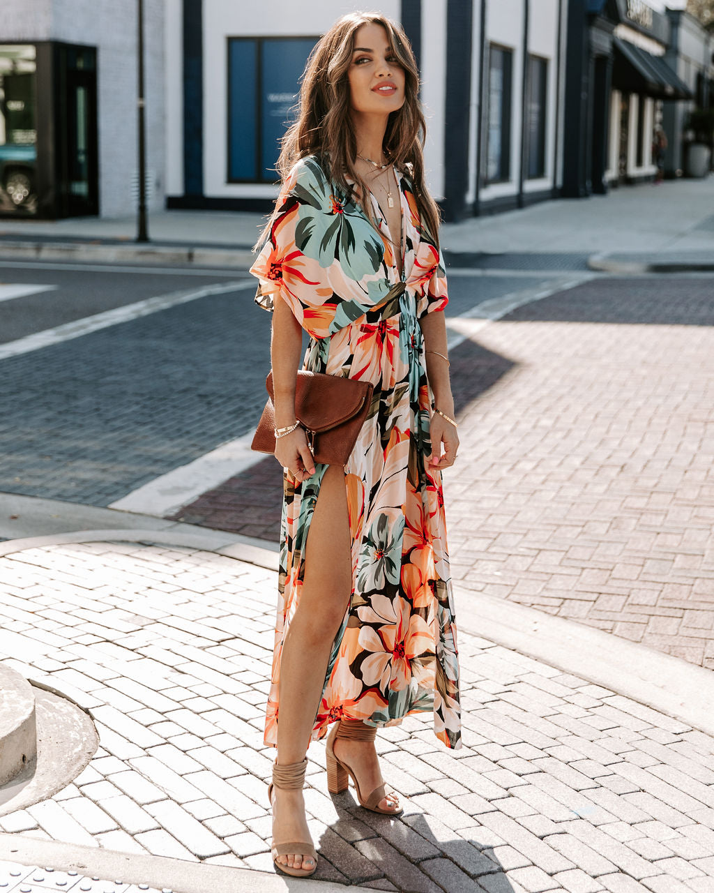 Lange jurk met V-hals, split en korte losse mouwen met bloemenprint