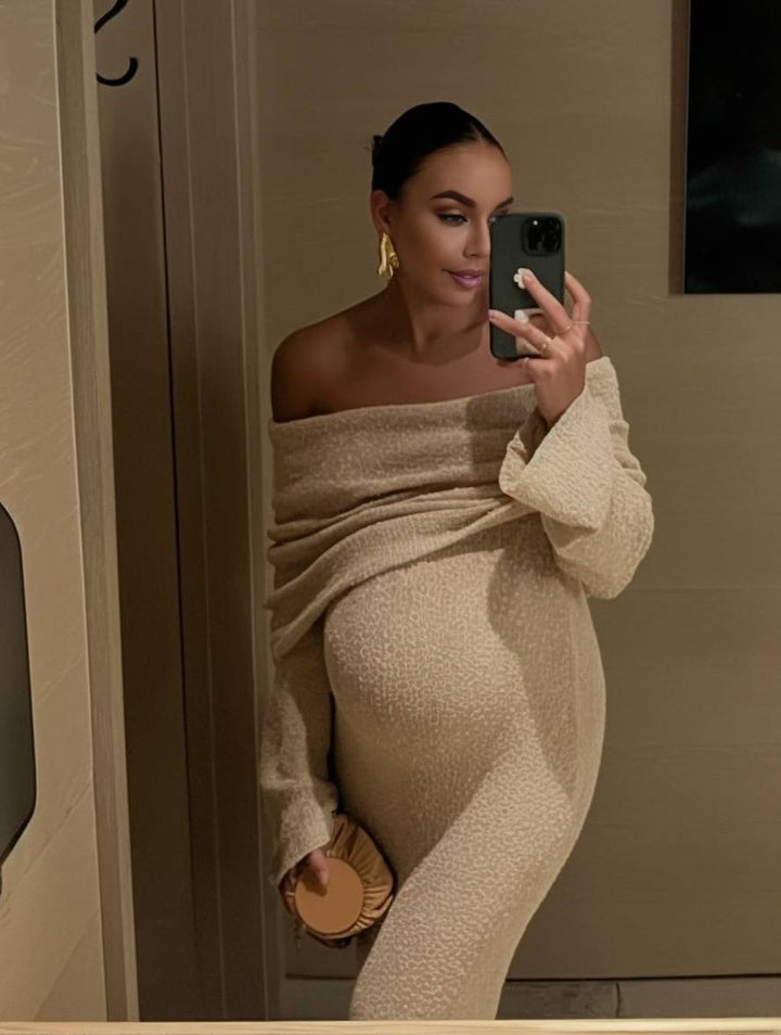 Elegante zwangerschapsjurk met off-shoulder ontwerp en lange mouwen voor een stijlvolle uitstraling