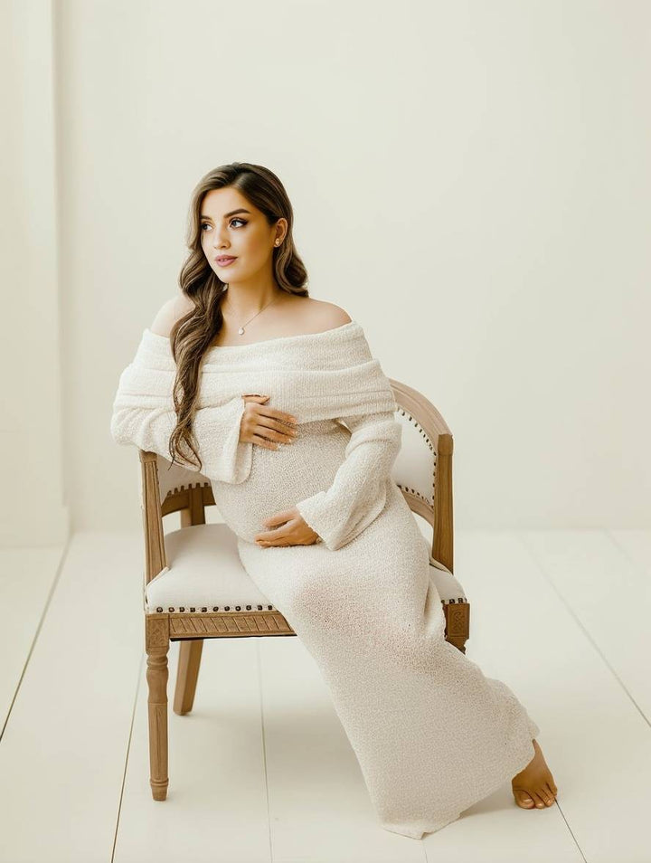 Elegante zwangerschapsjurk met off-shoulder ontwerp en lange mouwen voor een stijlvolle uitstraling
