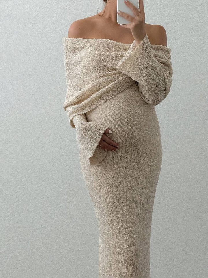 Elegante zwangerschapsjurk met off-shoulder ontwerp en lange mouwen voor een stijlvolle uitstraling