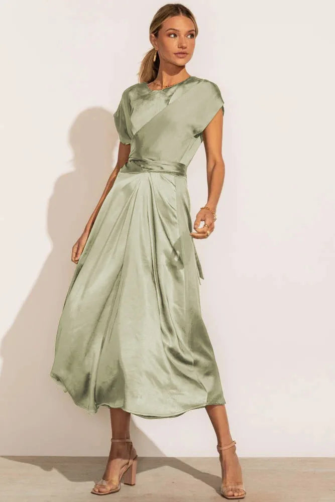 Elegant klassieke midi-jurk met korte mouwen en strik achteraan