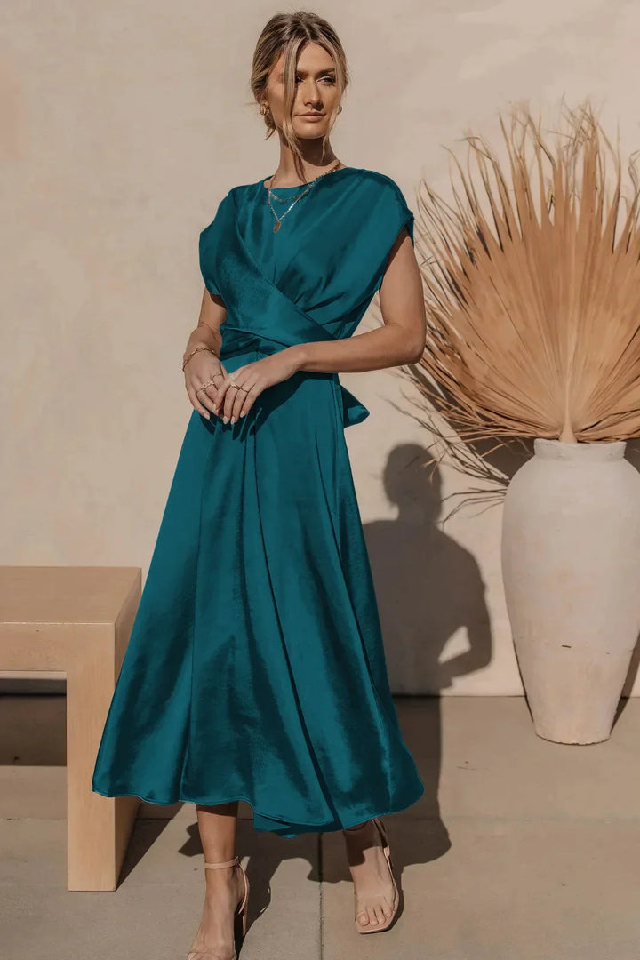 Elegant klassieke midi-jurk met korte mouwen en strik achteraan