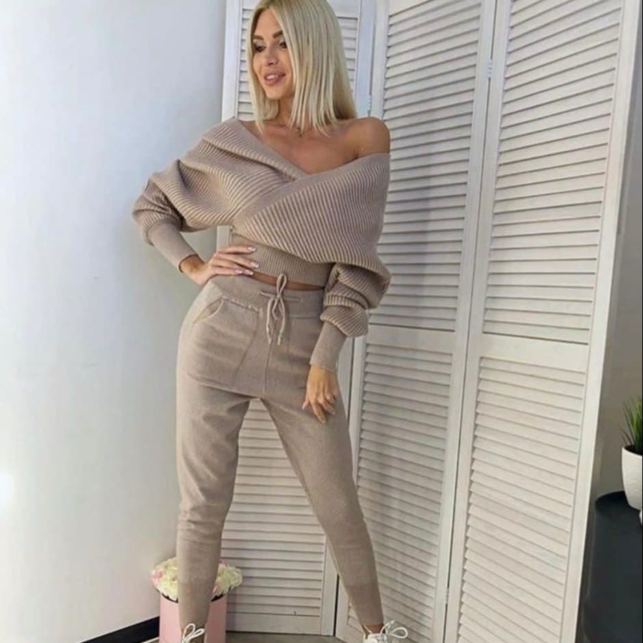 Elegant damespak met omgeslagen broekspijpen en diepe V-hals trui