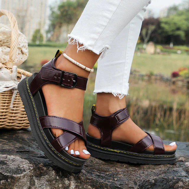 Stijlvolle dames sandalen met verstelbare gesp en lage zool