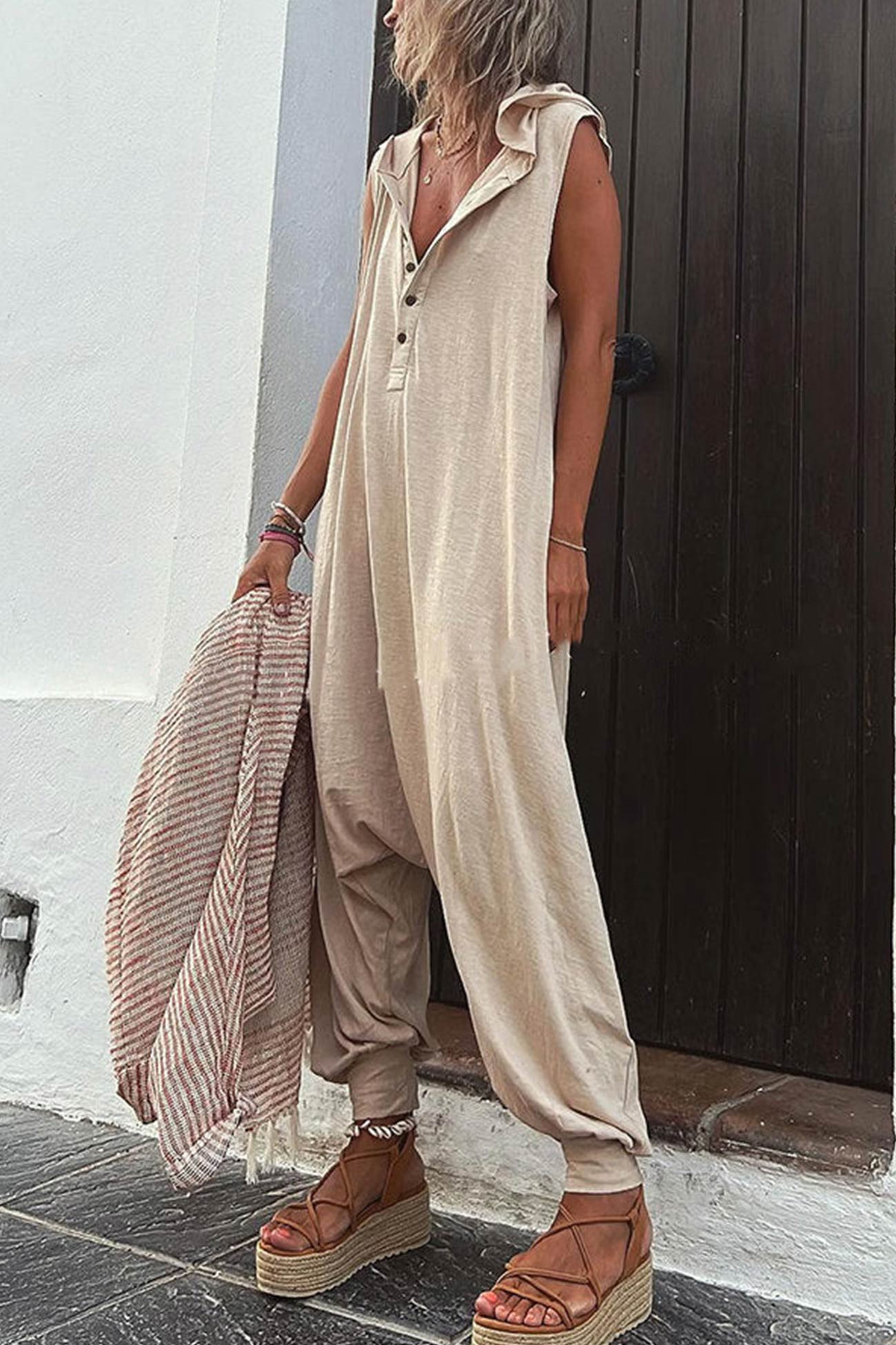 Raquel - Mouwloze jumpsuit met enkele rij knopen en capuchon