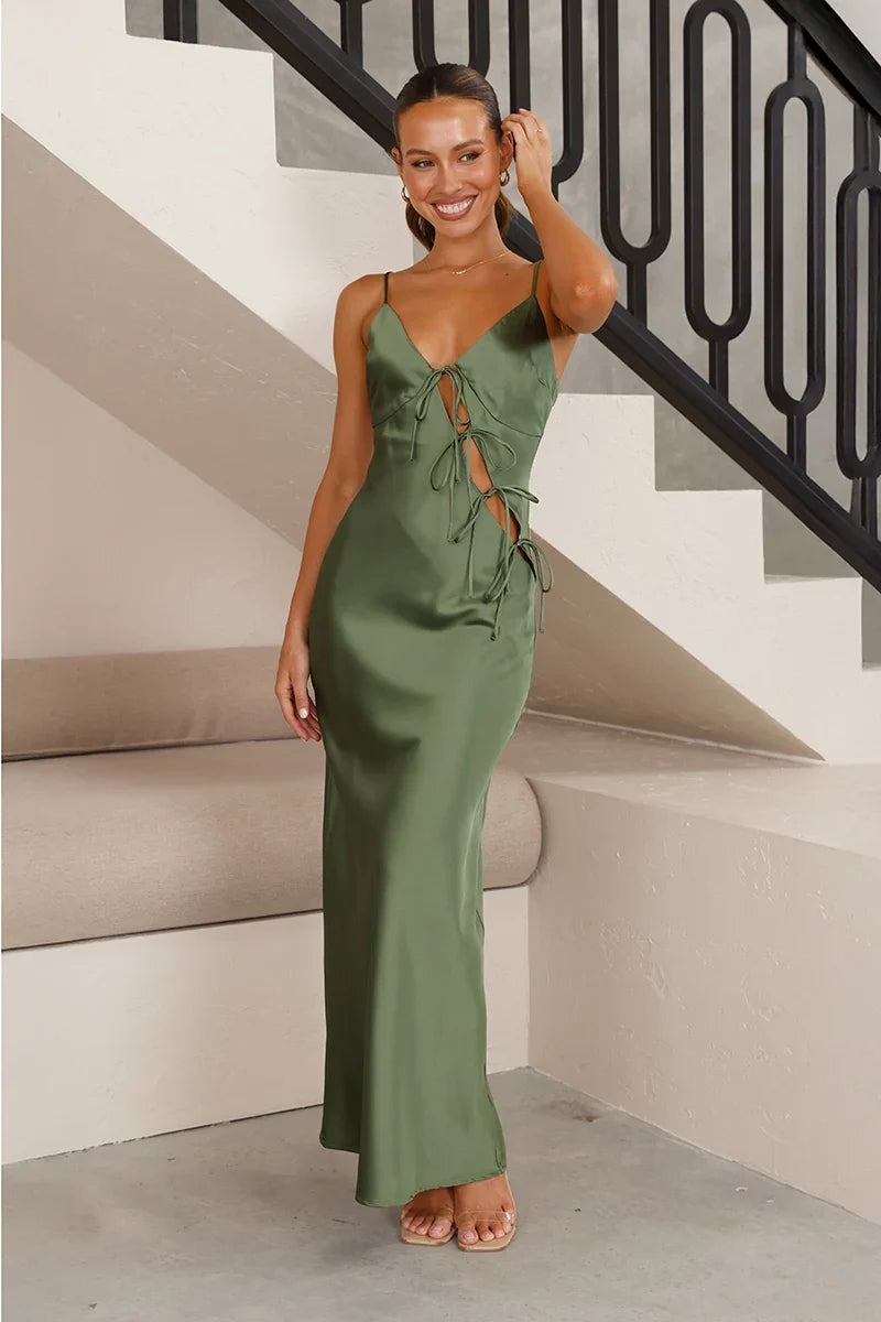 Lange elegante avondjurk met fijne bandjes en verfijnde details