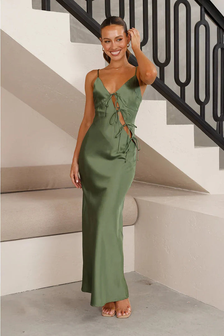 Lange elegante avondjurk met fijne bandjes en verfijnde details