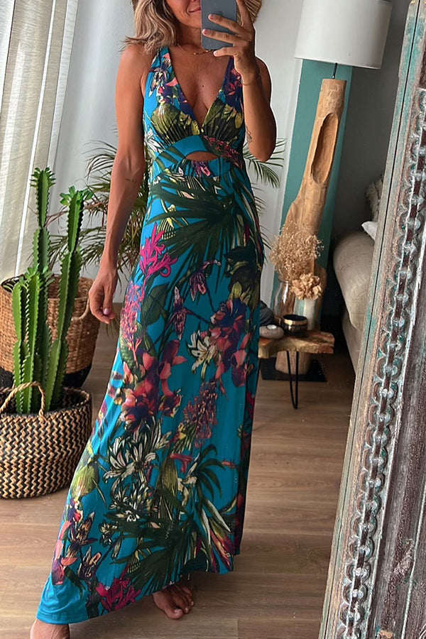 Lange crossover jurk met tropische print en open rug perfect voor zomerse gelegenheden